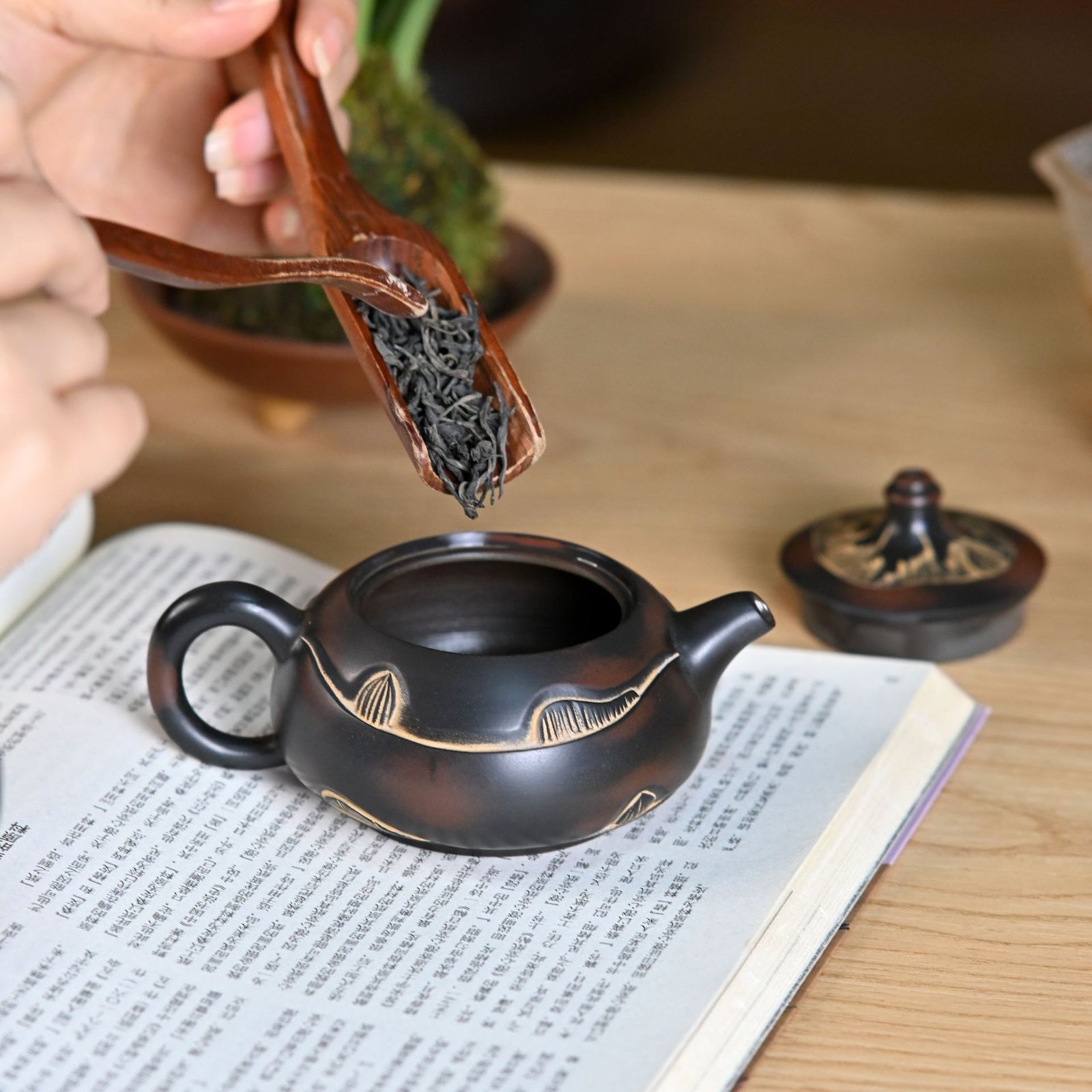 Handmade Nixing clay teapot, Horseshoe style - artisan pottery from Qinzhou, China