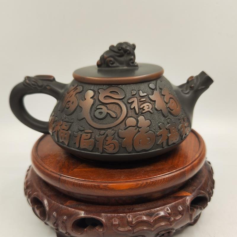 Hand-carved Nixing clay teapot, Dragon Gourd style - product detail view 2