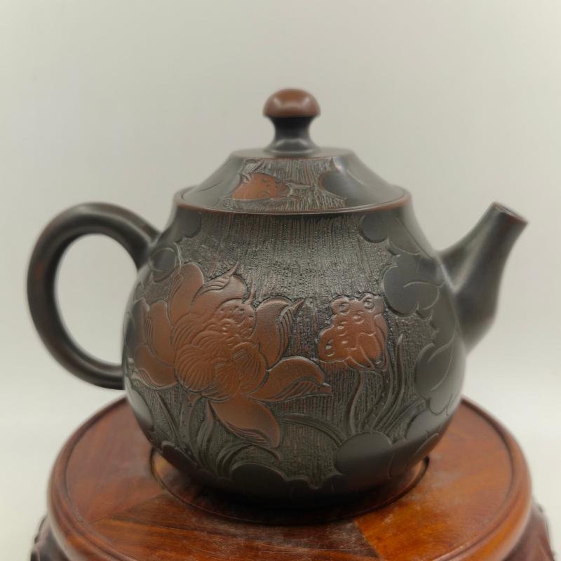 Hand-carved Nixing clay teapot, Junzi style - product detail view 2