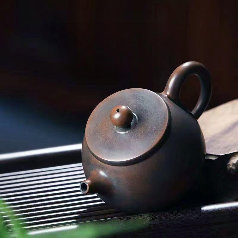 Hand-carved Nixing clay teapot, Plain Barrel of Gold style - product detail view 3