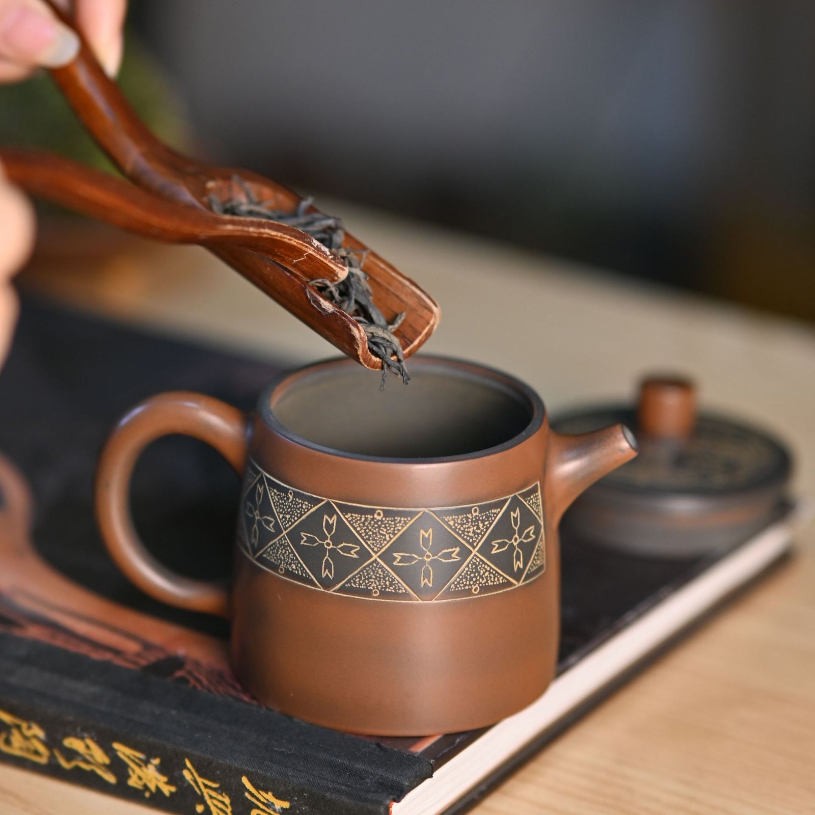 Hand-carved Nixing clay teapot, Ethnic-Style Barrel of Gold style - product detail view 2