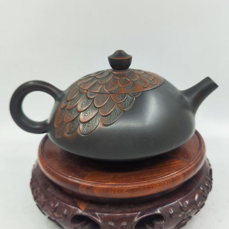 Hand-carved Nixing clay teapot, Flying-Saucer style - product detail view 3