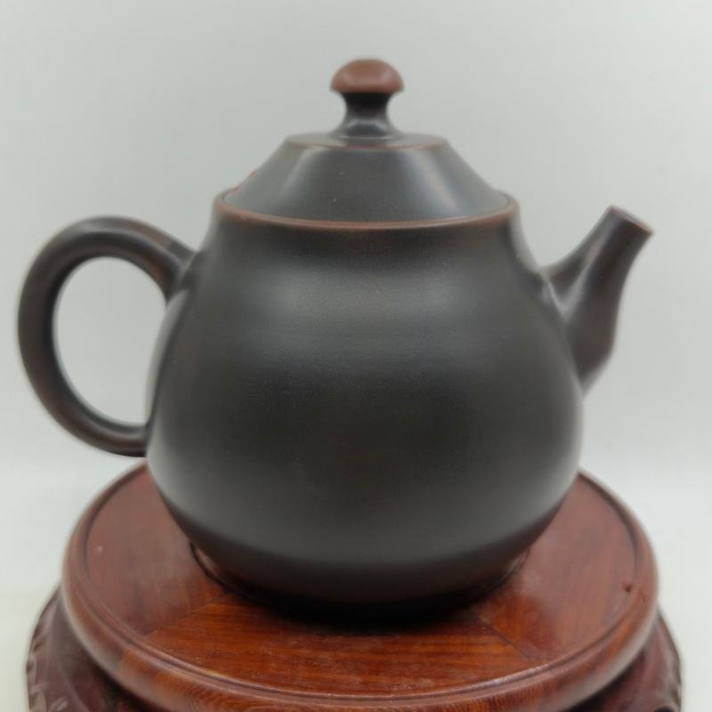 Hand-carved Nixing clay teapot, Xishi style - product detail view 3