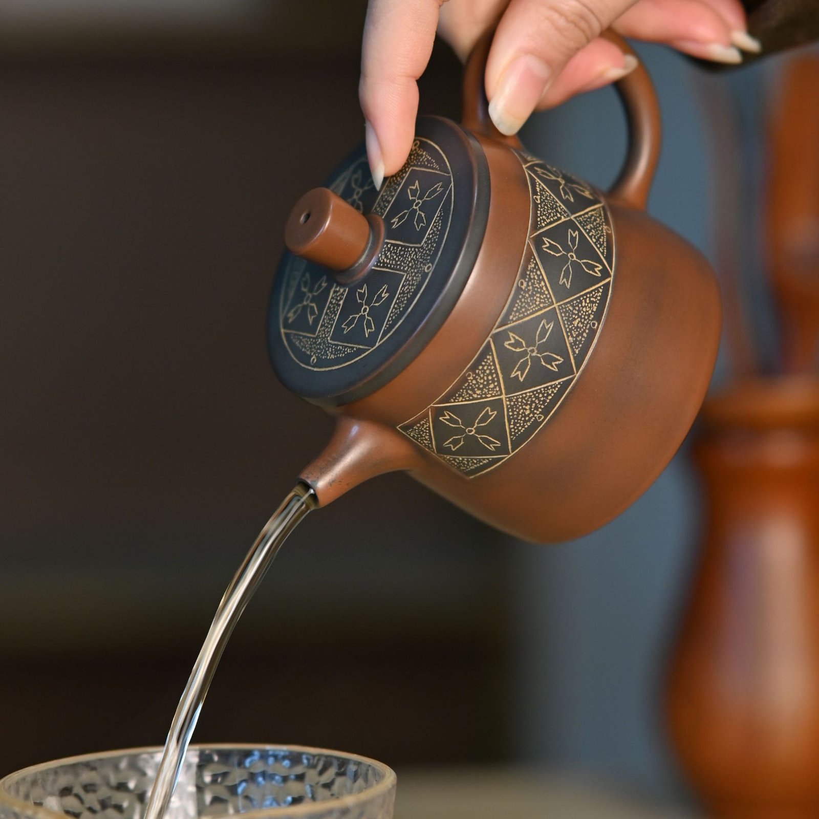Hand-carved Nixing clay teapot, Ethnic-Style Barrel of Gold style - product detail view 3