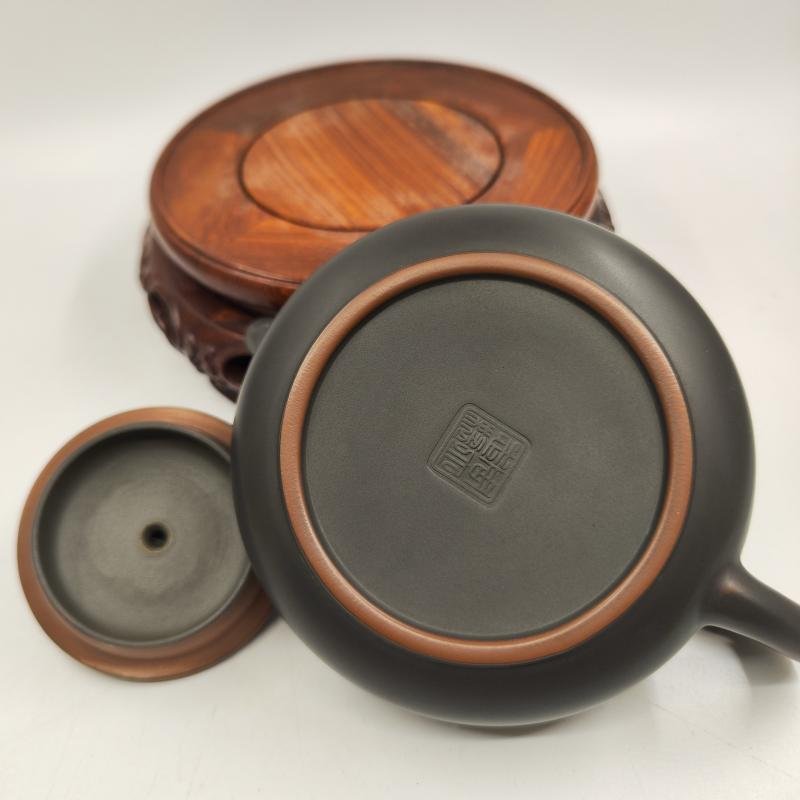 Hand-carved Nixing clay teapot, Dragon Gourd style - product detail view 4